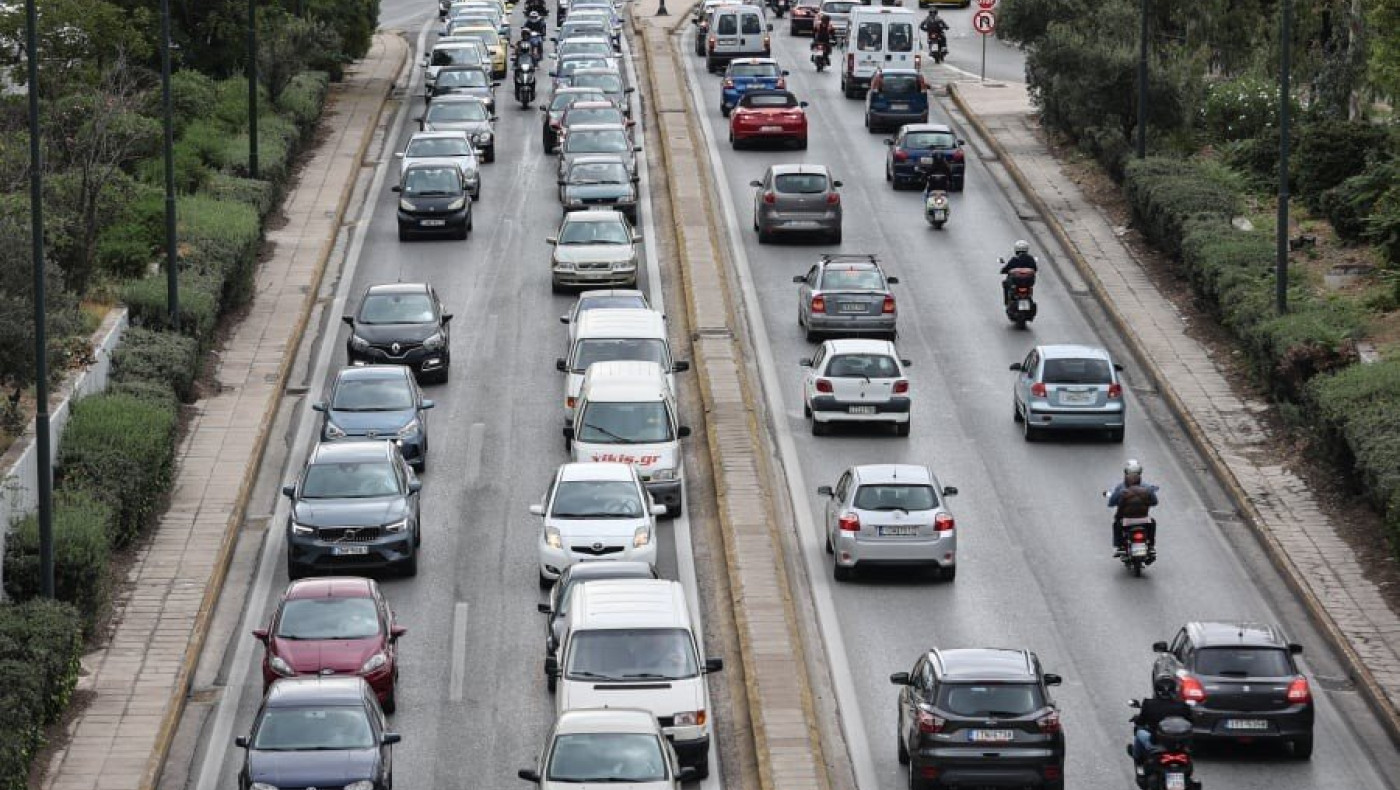 Στο τραπέζι φθηνότερα τέλη και ασφάλιστρα για νέους