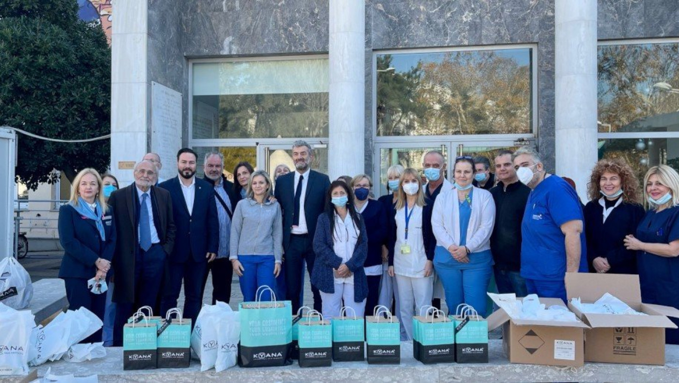 Επίσκεψη Διαμαντή Γκολιδάκη στο ΑΧΕΠΑ – Προσφορά δώρων στις νοσηλεύτριες