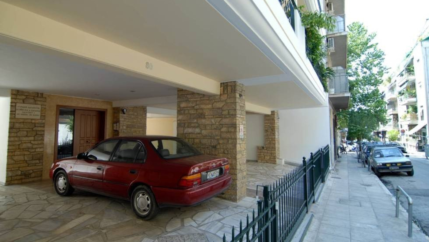 Περνάει εγκύκλιος για την ιδιοκτησία των θέσεων στάθμευσης στις πυλωτές