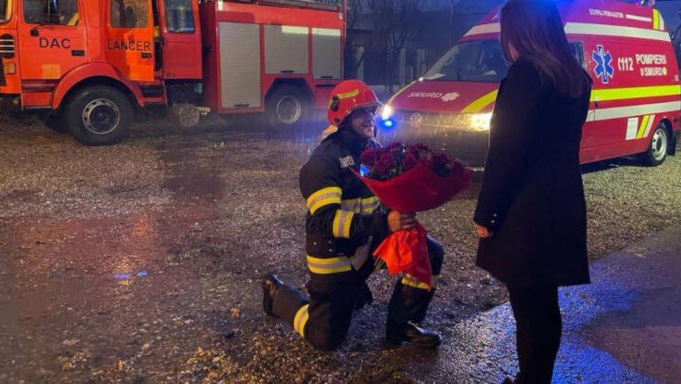 Μοναδική πρόταση γάμου από πυροσβέστη παραμονή Χριστουγέννων!