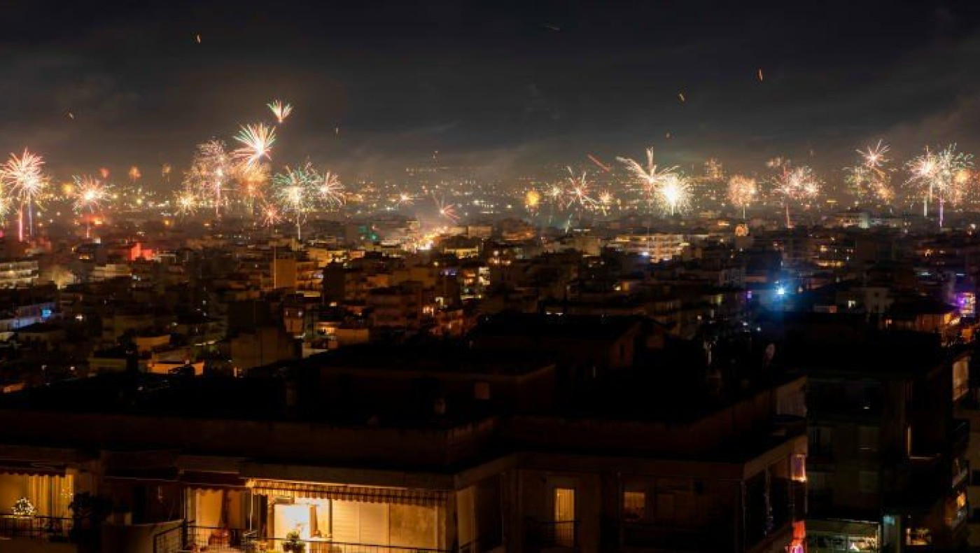 Πρωτοχρονιά: Ξεσάλωσε όλη η Θεσσαλονίκη - Γλέντι μέχρι πρωίας για χιλιάδες κόσμου