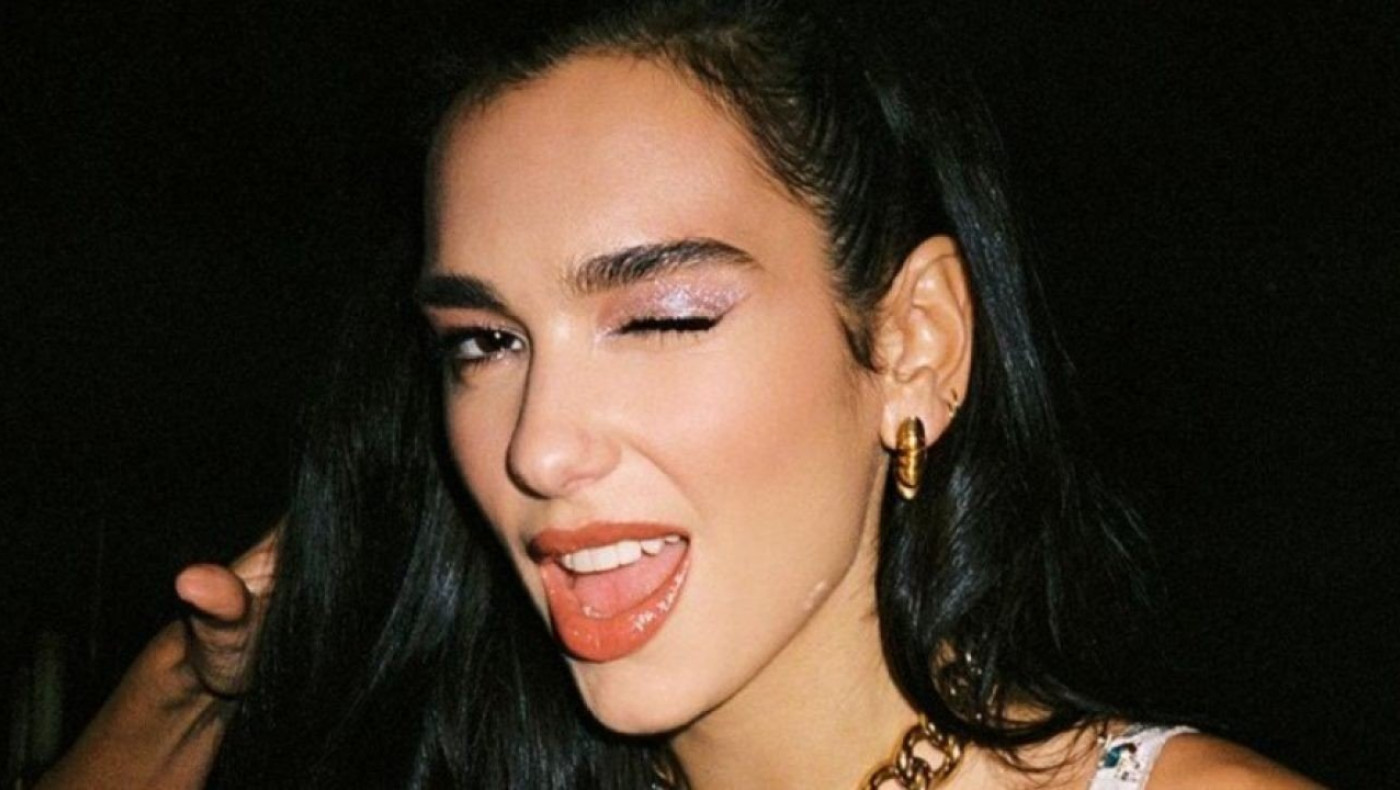 Dua Lipa: Με μικροσκοπικό μαύρο μπικίνι κάνει τις βουτιές της στη Σίφνο