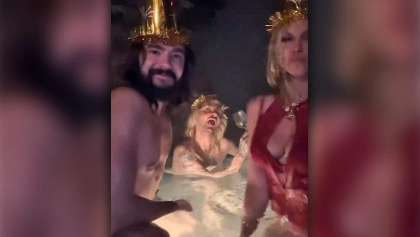 Χάιντι Κλουμ: Υποδέχθηκε το 2023 στο τζακούζι με τον σύζυγο της και τον αδερφό του