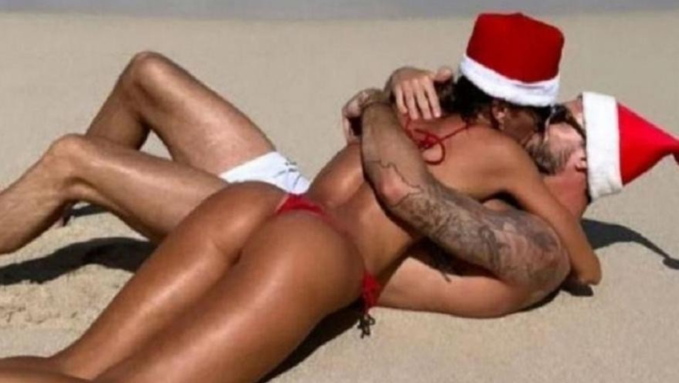 Ακροβατικά και αγκαλιές στην άμμο για τον Κέβιν Τραπ και την... Αγιοβασιλίτσα σύντροφό του