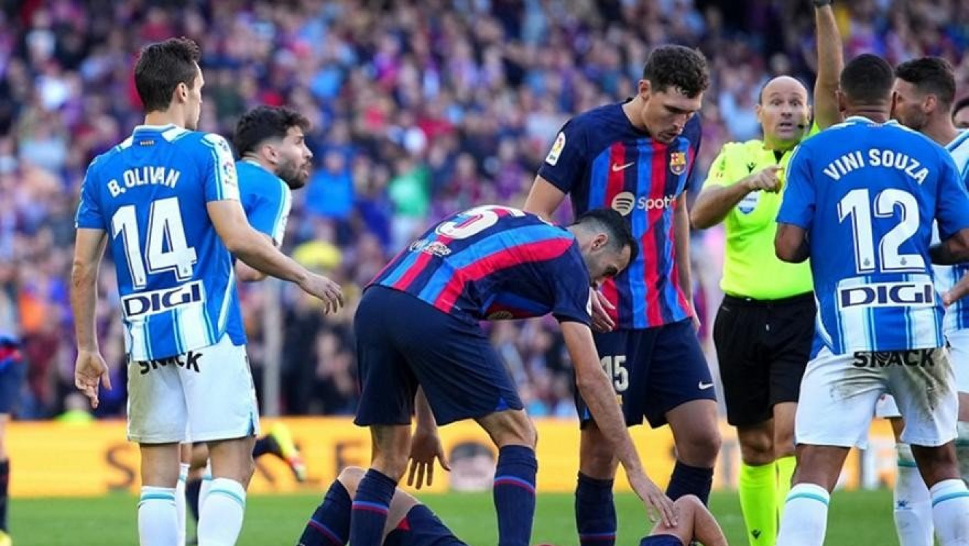 Έχασε τον έλεγχο ο Λαόθ - Μοίρασε 16 κάρτες στο Μπαρτσελόνα-Εσπανιόλ!