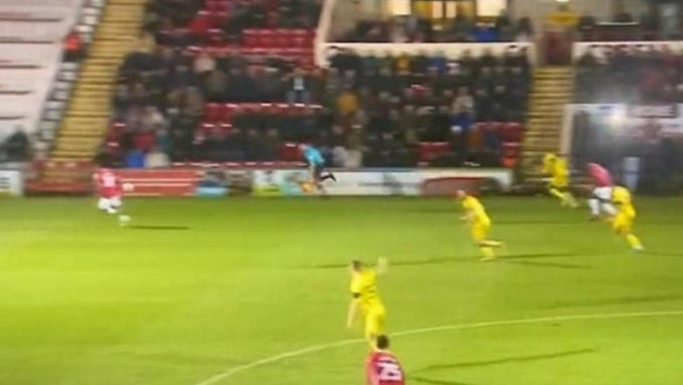 Απίστευτο σκηνικό στην Αγγλία: Διαιτητής και επόπτης δεν είδαν εξόφθαλμο οφσάιντ