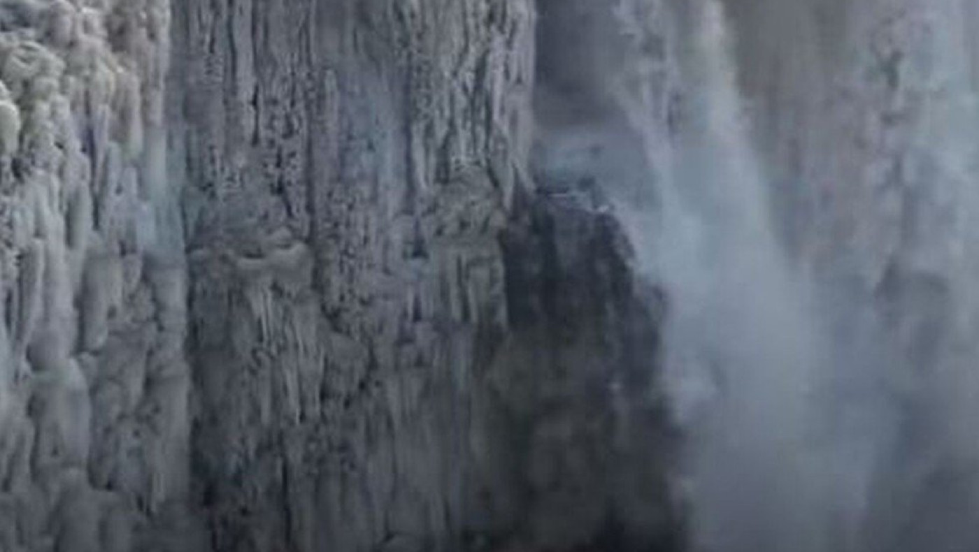 Πάγωσαν οι καταρράκτες του Νιαγάρα από το πολικό ψύχος