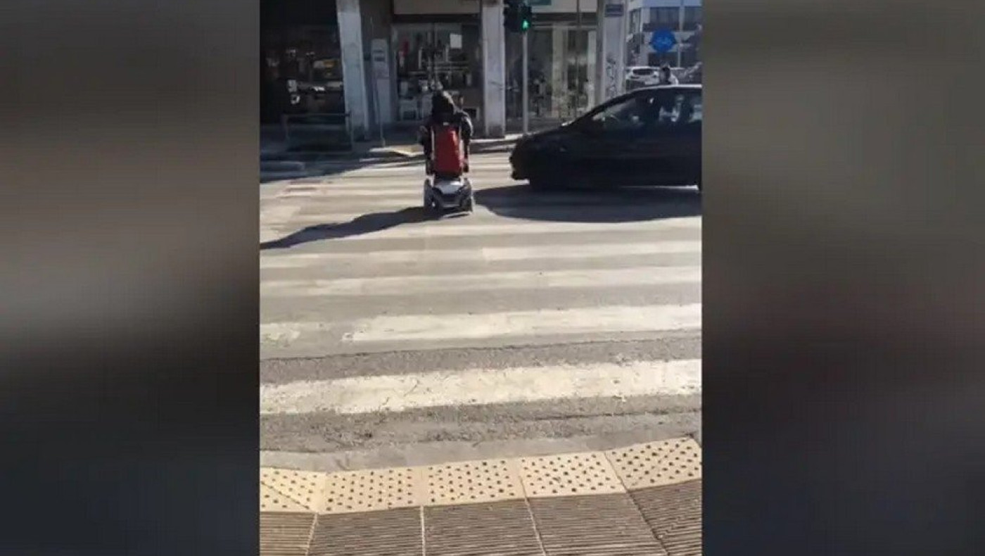 Θεσσαλονίκη: Οδηγός πήγε να πατήσει ακτιβιστή ΑμεΑ που περνούσε με πράσινο τον δρόμο