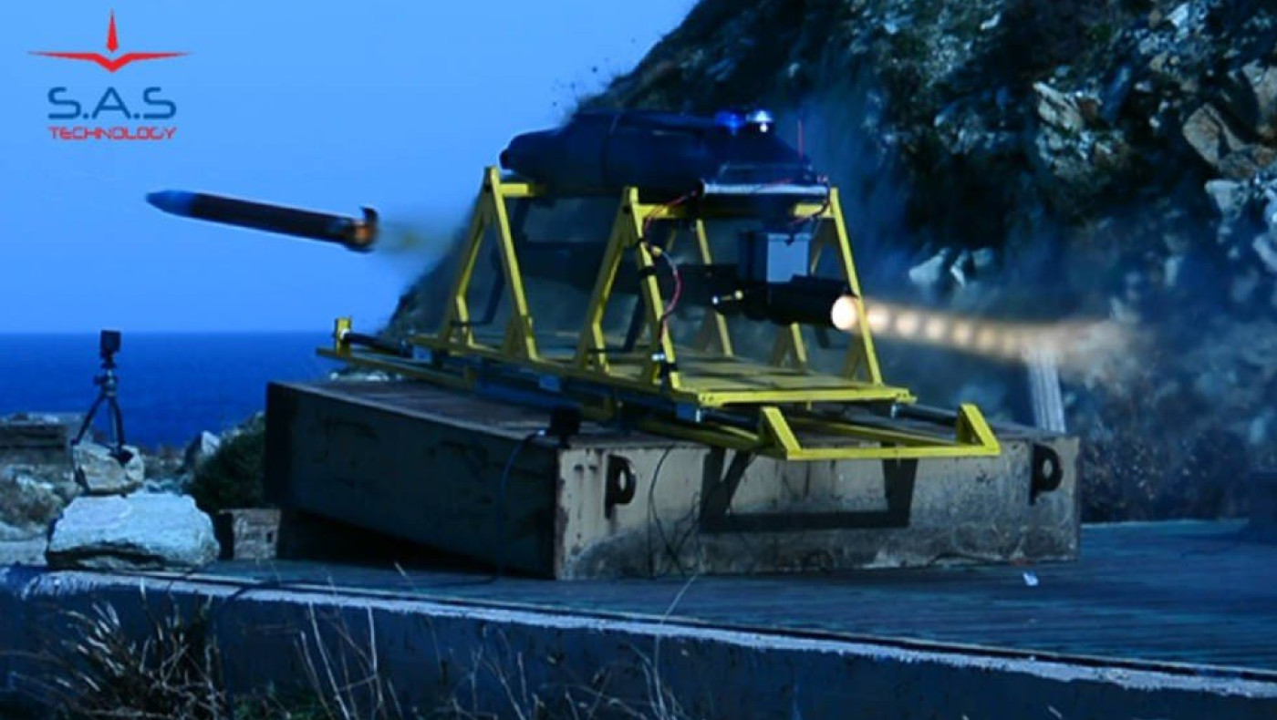 Το ελληνικό ένοπλο UAV SARISA εκτελεί βολές κατευθυνόμενων ρουκετών ακριβείας