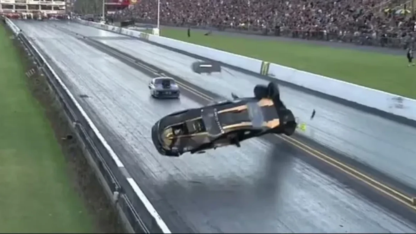 Δυστύχημα που κόβει την ανάσα: Αυτοκίνητο εκσφενδονίστηκε με 320χλμ.