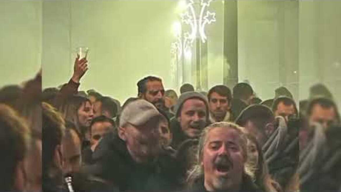 Λάρισα: Έκλεισε μαγαζί με πέταγμα τραπεζιών και σπασμένα πιάτα