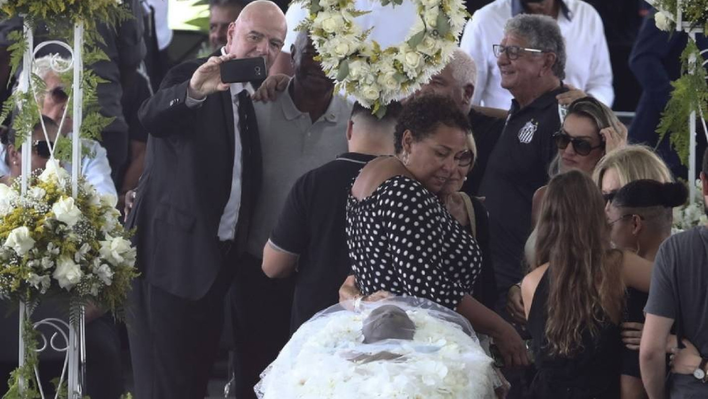 Προκλητικός ο Ινφαντίνο έβγαλε σέλφι μπροστά από το φέρετρο του Πελέ (pic)