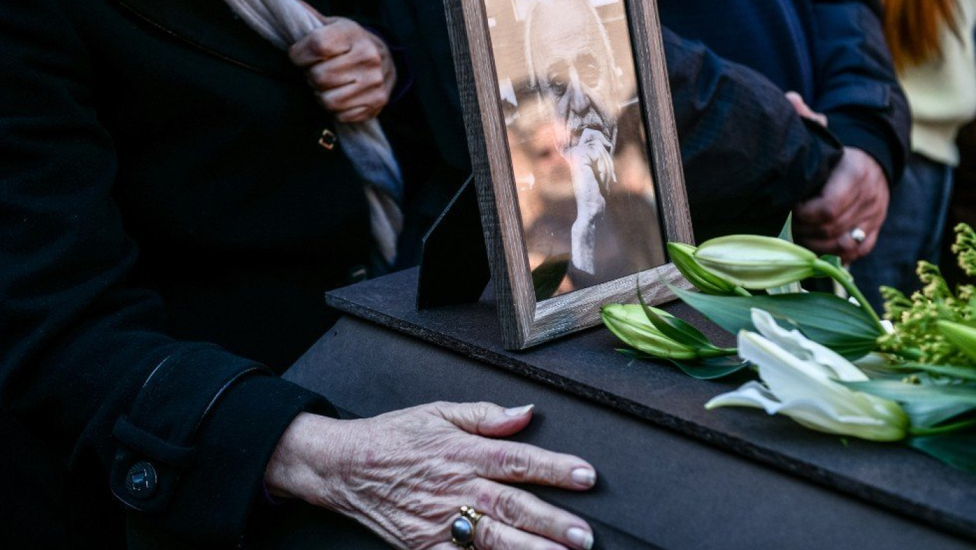 Συγκινητική στιγμή στην κηδεία του Νότη Μαυρουδή: Τραγούδησαν όλοι μαζί το Πρωινό Τσιγάρο