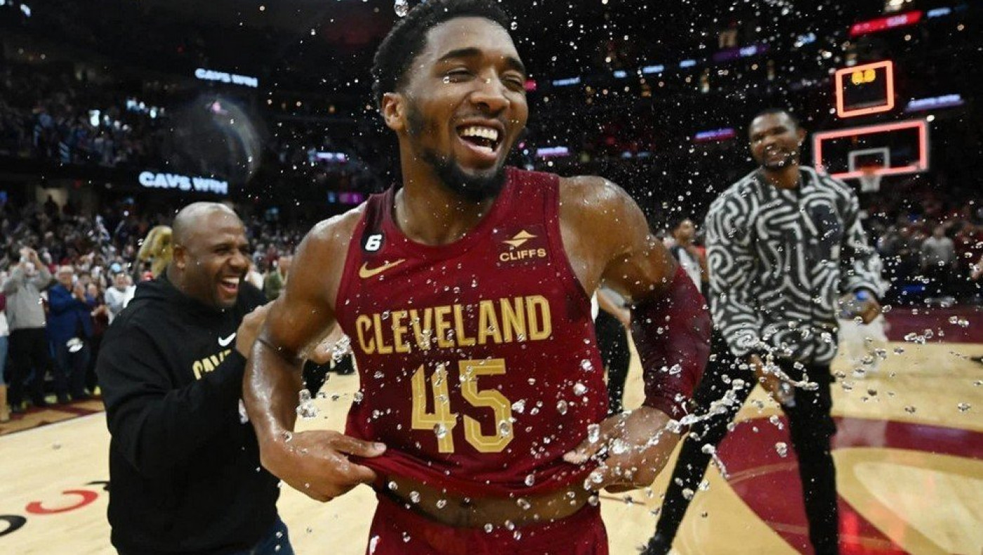 Βραδιά πολυβόλων στο ΝΒΑ: 71 ο Ντόνοβαν Μίτσελ, 54 ο Κλέι Τόμπσον