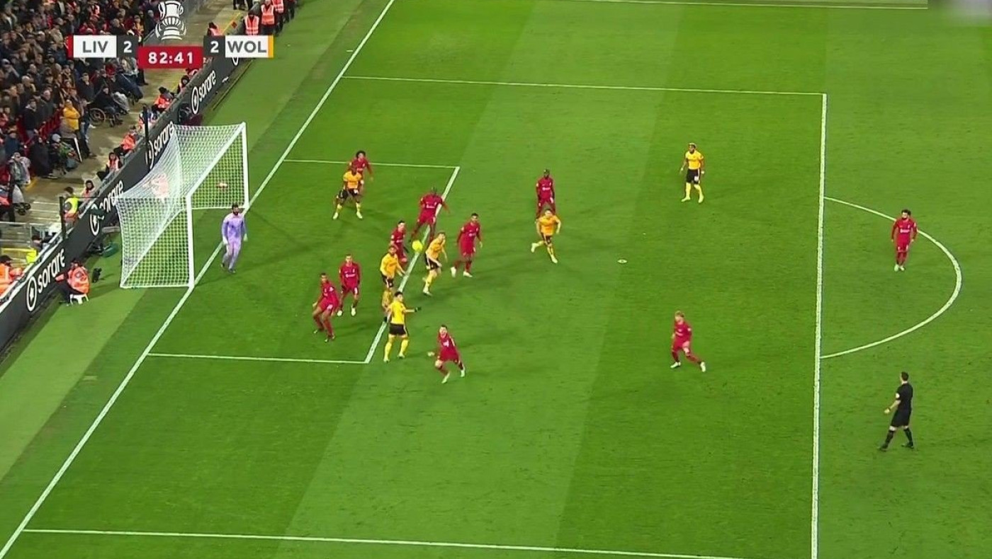 Τα θαλάσσωσαν στο VAR του Λίβερπουλ-Γουλβς: Υπέδειξαν οφσάιντ παίκτη που δεν φαινόταν καν στη κάμερα