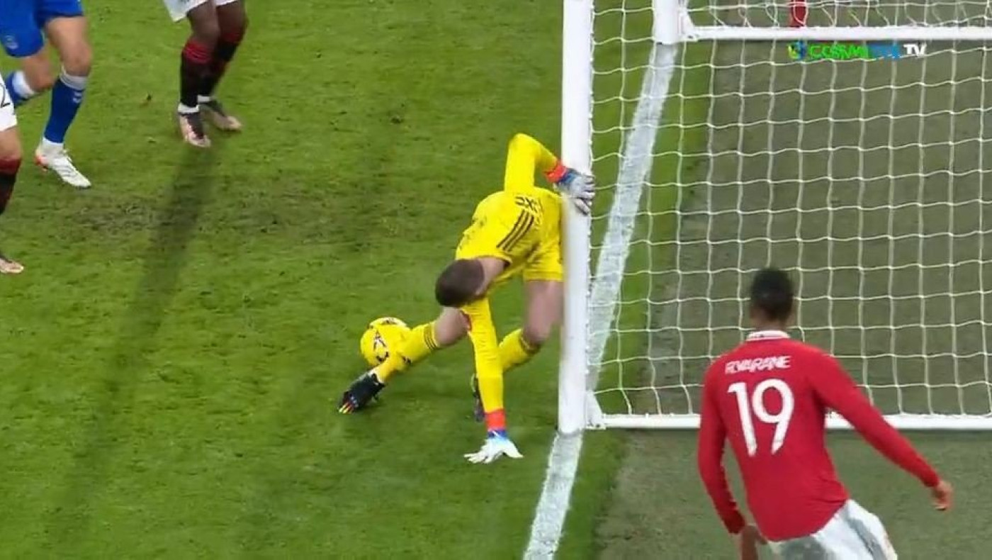 Ο Ντε Χέα δέχθηκε το πιο αλλόκοτο γκολ μετά από... καραμπόλα στα πόδια του!