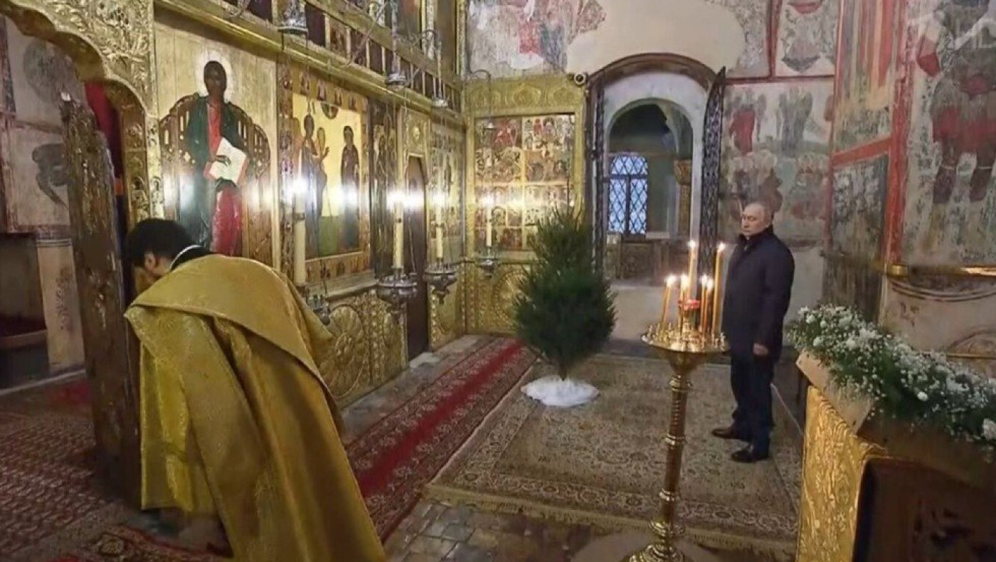 Μόνος του στη λειτουργία των Χριστουγέννων ο Πούτιν!