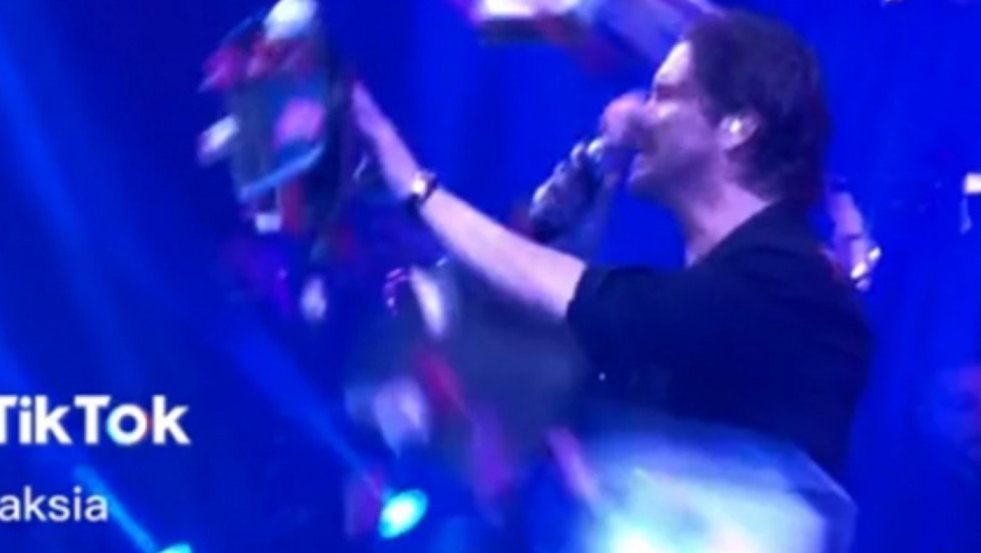 Θαμώνας πέταξε πανέρι με λουλούδια στον Οικονομόπουλο και τον πέτυχε... σε ευαίσθητο σημείο