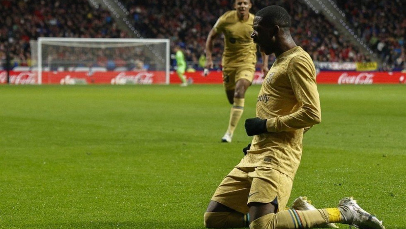 Κέρδισε με Ντεμπελέ την Ατλέτικο και ανέβηκε στην κορυφή η Μπαρτσελόνα