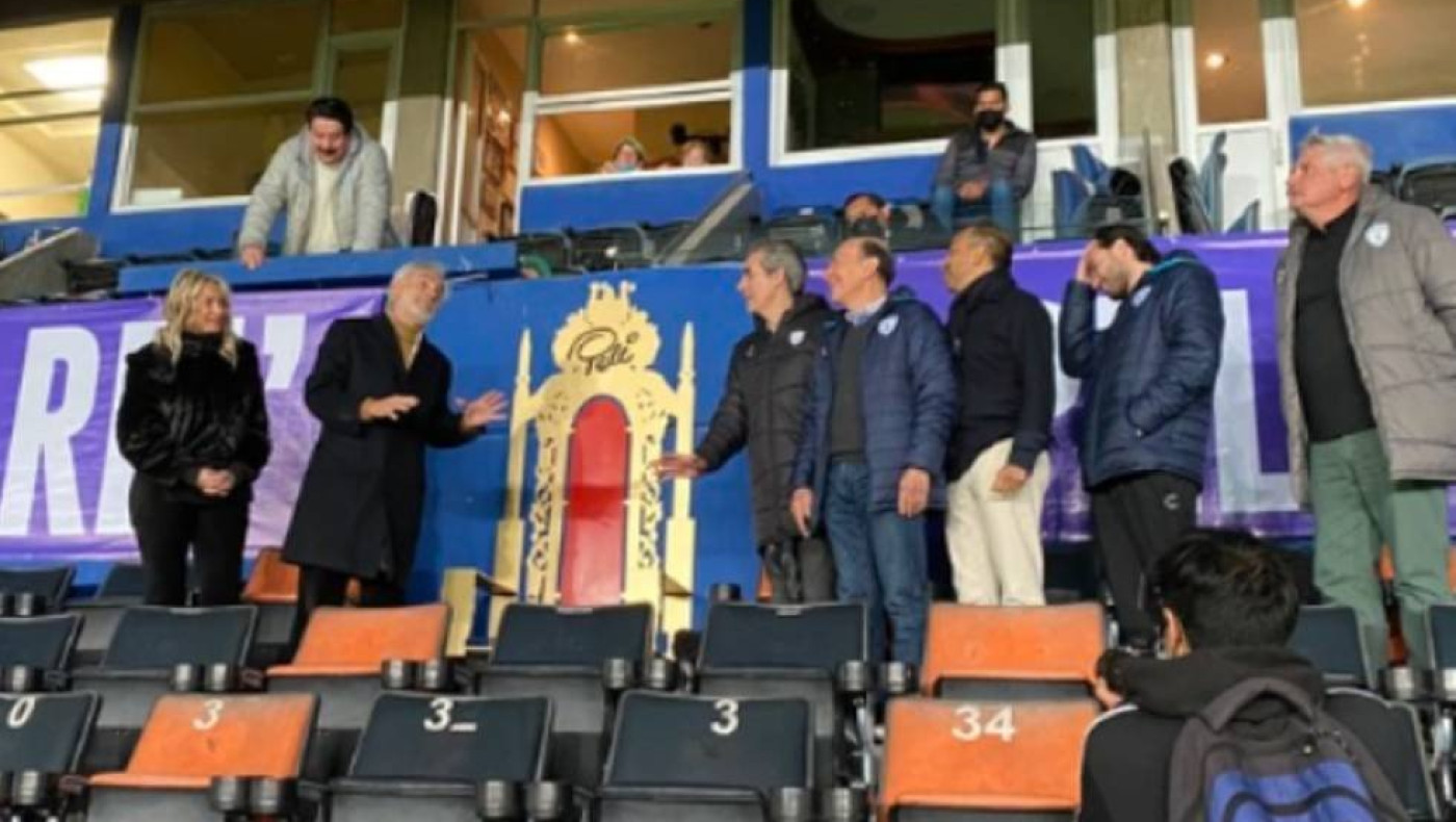 Πατσούκα: Έφτιαξε μόνιμο θρόνο για τον Πελέ στο γήπεδο της (pics)