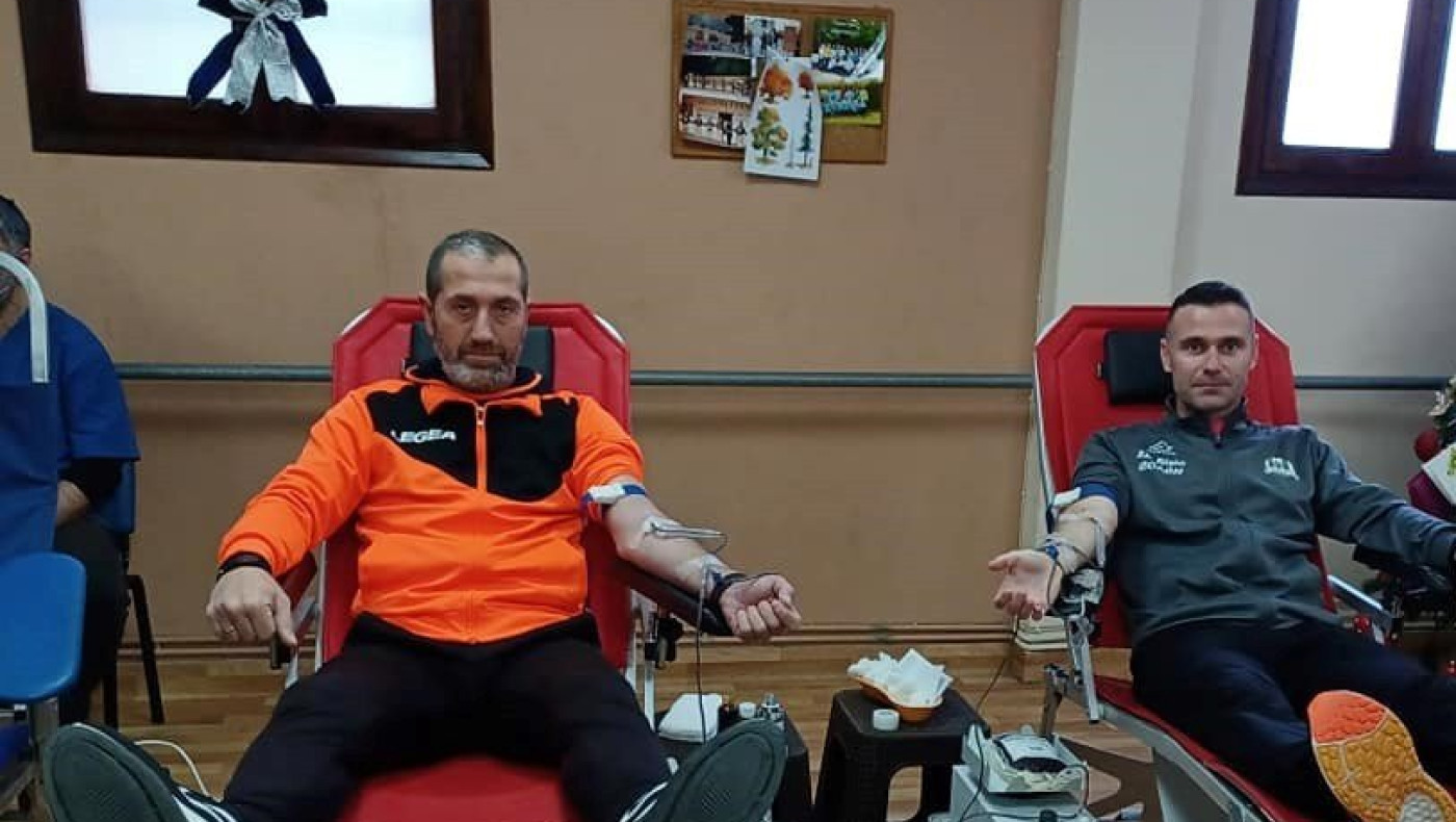 Αντίπαλοι στο γήπεδο μαζί στον εθελοντισμό