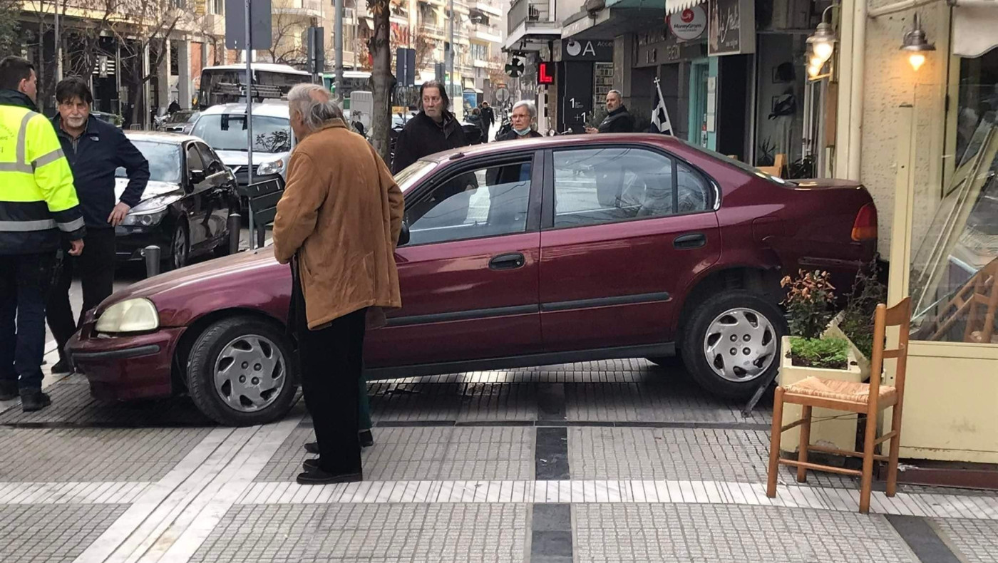 Θεσσαλονίκη: Αυτοκίνητο «καρφώθηκε» σε κατάστημα στη Βασιλίσσης Όλγας