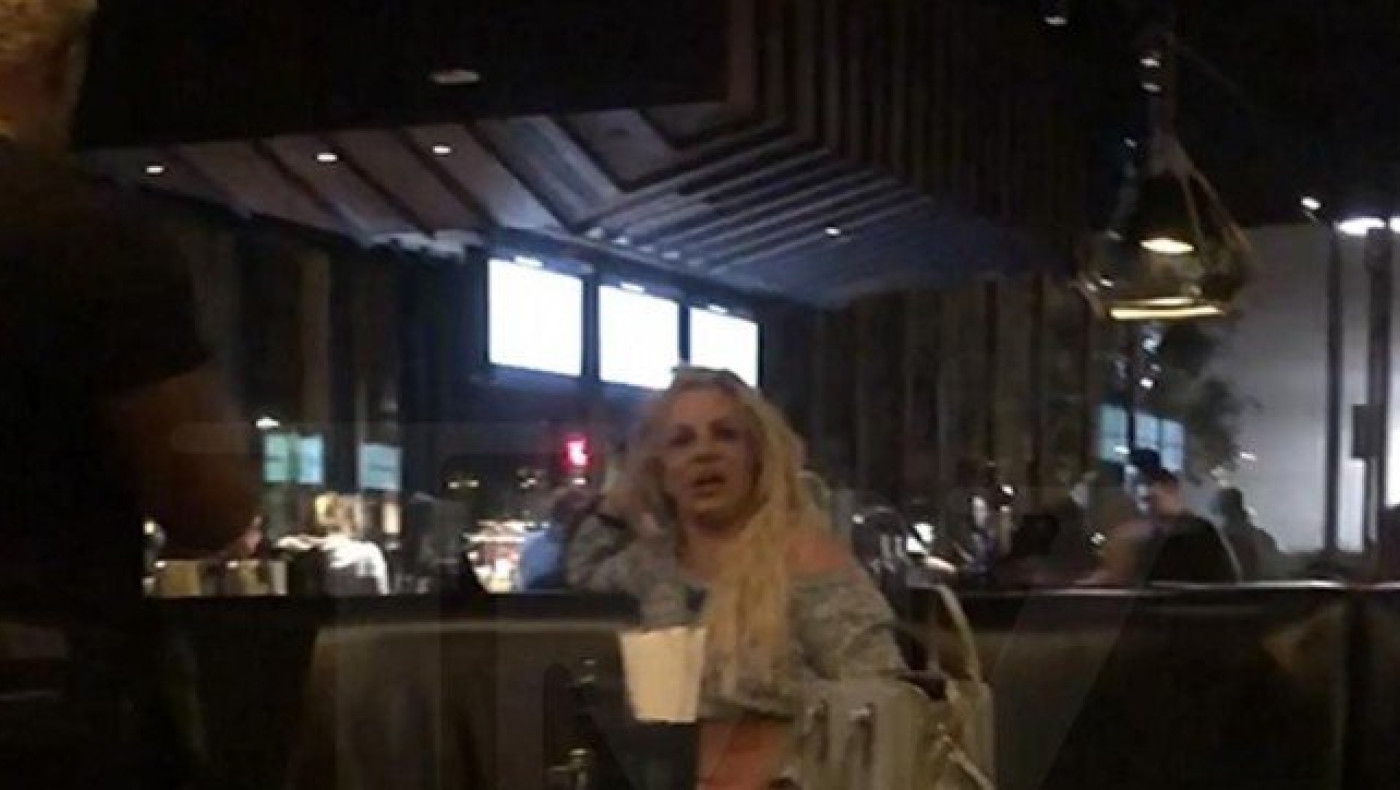 Britney Spears: Βγήκε από τα ρούχα της όταν την τράβηξαν φωτογραφία σε εστιατόριο (vid)