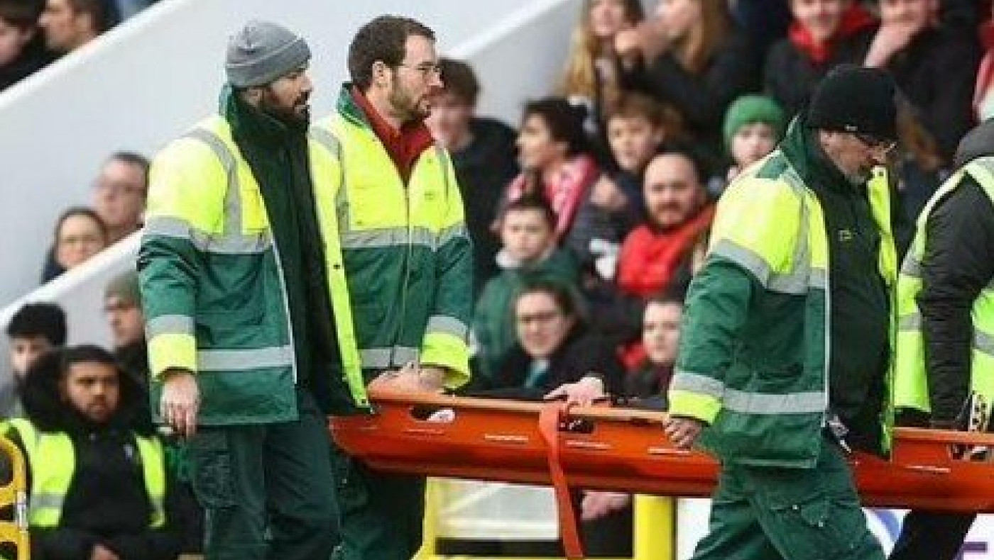 League 2: Πήραν διαιτητή από τον αγωνιστικό χώρο με φορείο (vid)