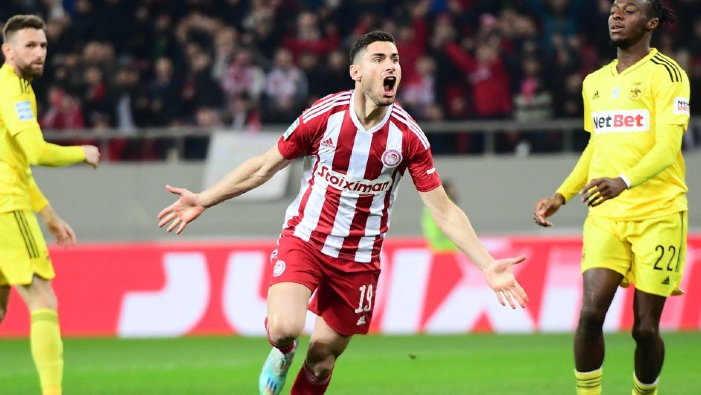 Ολυμπιακός: Έκανε... σερβιτόρο τον Μασούρα η Μπόχουμ (vid)