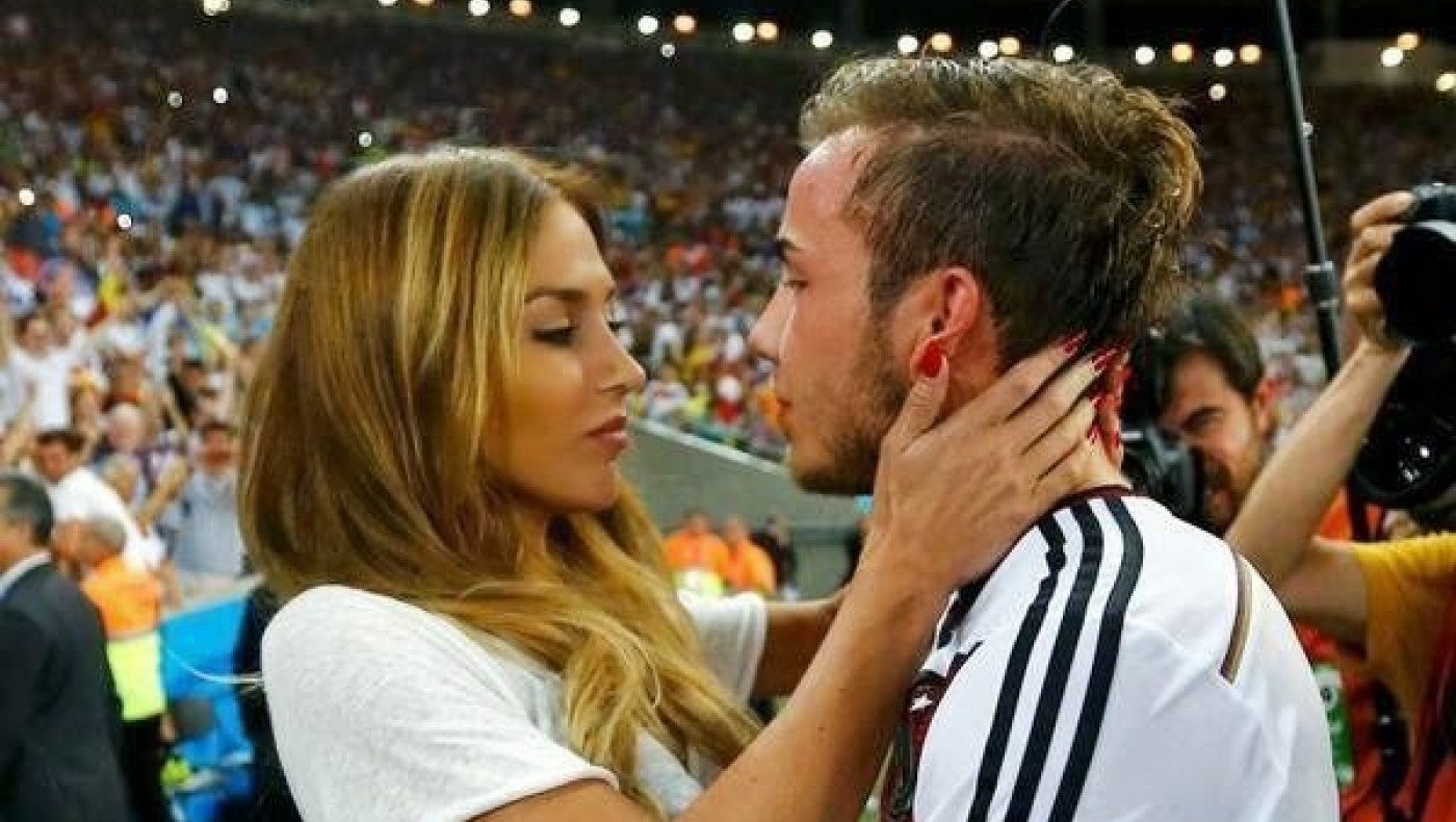 Η σύντροφος του Μάριο Γκέτσε έπεσε στις λάσπες και αναστάτωσε (pics)