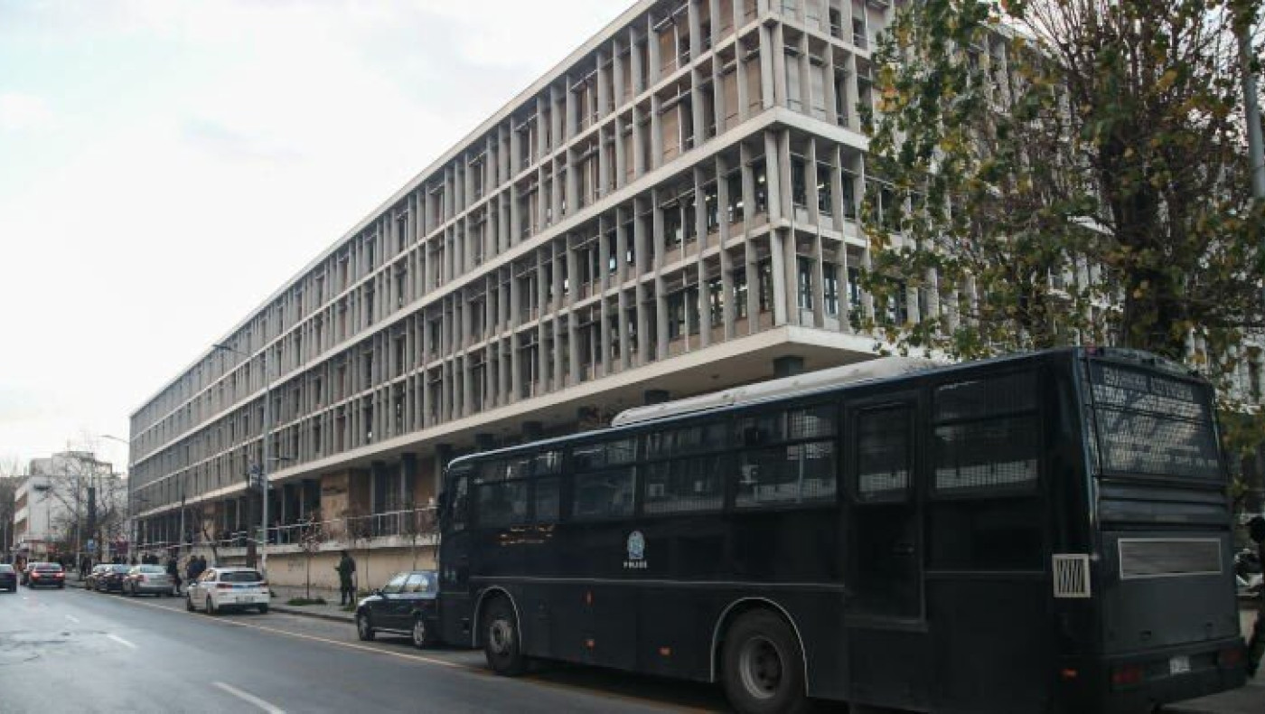 Δίκη δολοφονίας Άλκη Καμπανού: Συνθήματα οπαδών του Άρη κατά ΠΑΟΚ, αστυνομίας και Σαββίδη