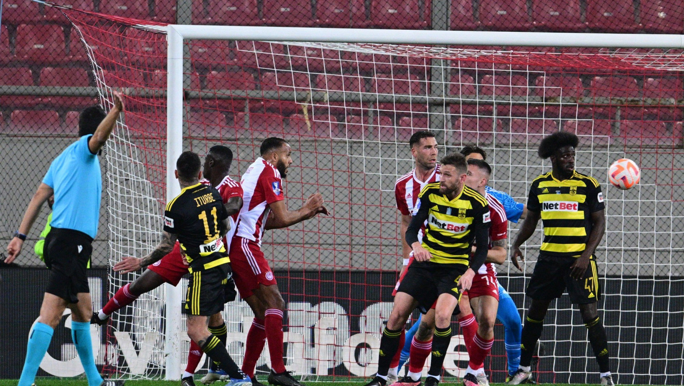 Απίστευτη απόφαση του Μάρτινς: Σφύριξε ανύπαρκτη παράβαση πριν σκοράρει ο Άρης