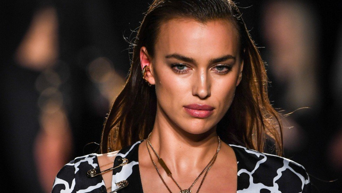 Ιρίνα Σάικ: Φωτογραφίζεται τόπλες πάνω στα βράχια