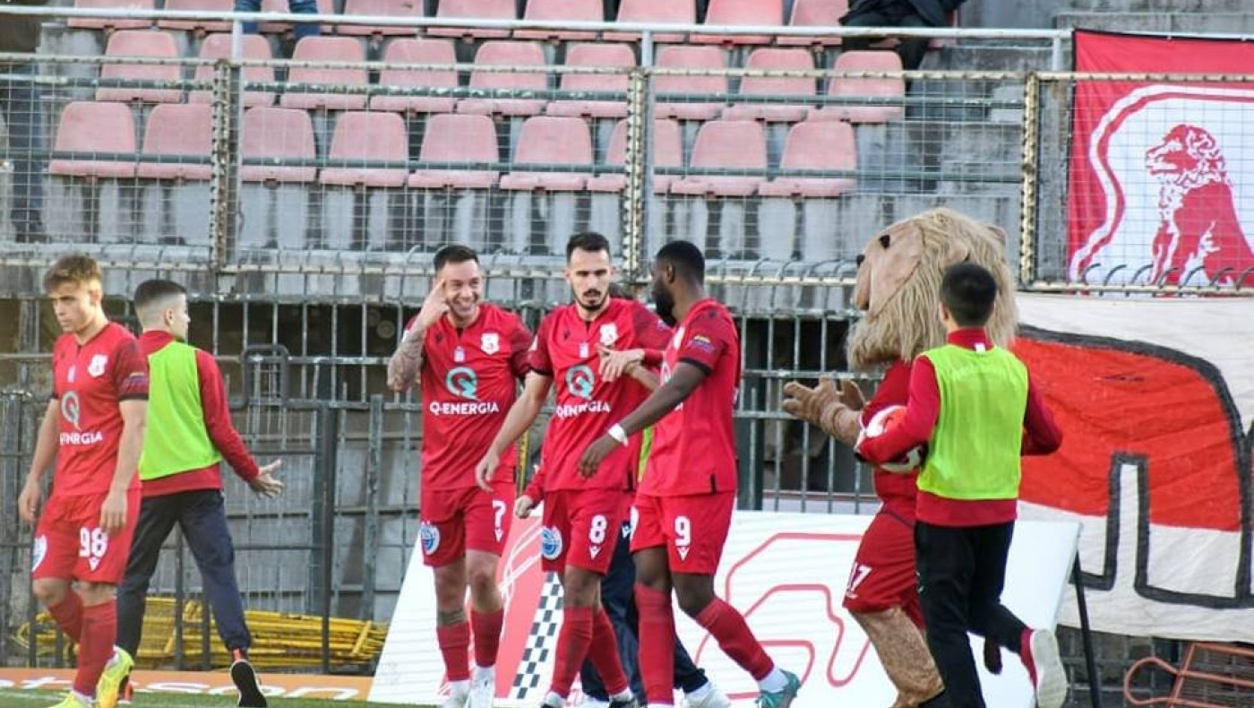 Με φόρα ο Πανσερραϊκός διέλυσε τον Ηρακλή Λάρισας, επιστροφή στα τρίποντα για Βέροια