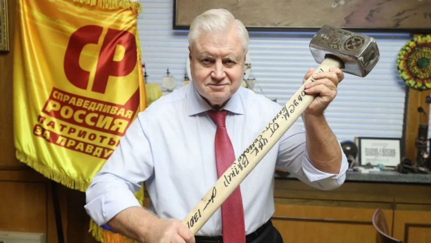 Ρωσία: Πολιτικός φωτογραφίζεται κρατώντας με περηφάνια μια βαριοπούλα-δώρο της Wagner