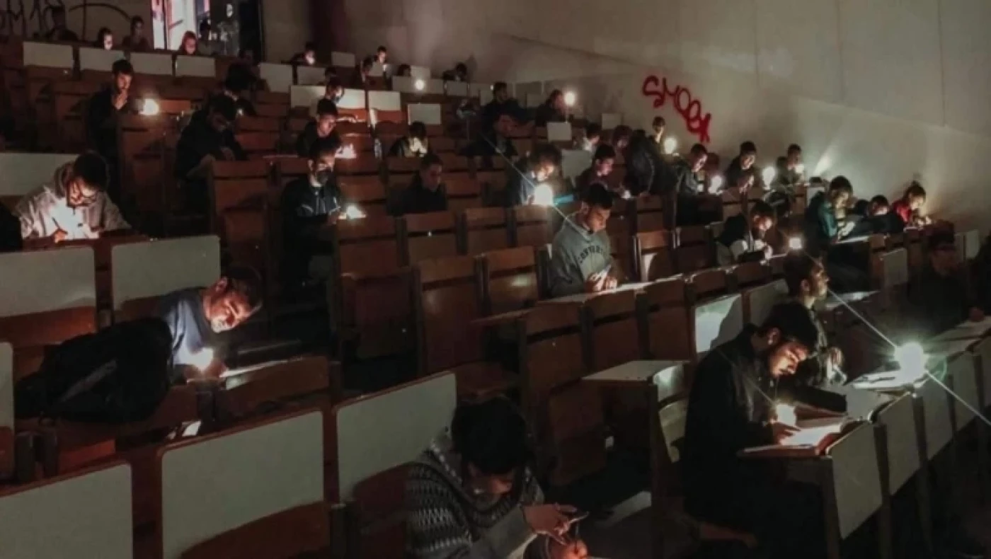 Αθήνα: Πλημμύρισαν πανεπιστήμια - Φοιτητές έδωσαν εξετάσεις με φακούς