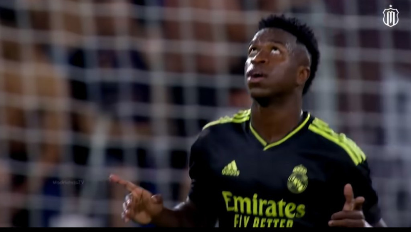 Οπαδοί της Ατλέτικο κρέμασαν ομοίωμα του Βινίσιους από γέφυρα