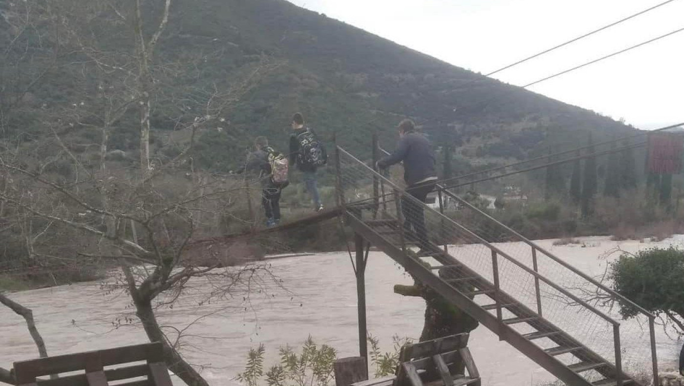 Απίστευτο: Μαθητές πέρασαν με αυτοσχέδια γέφυρα ποτάμι στον Θέρμο