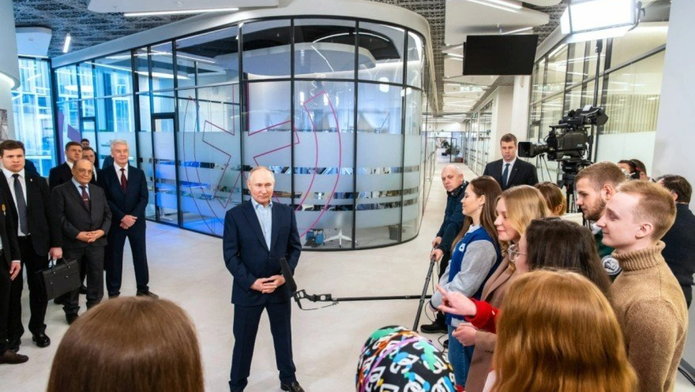 Βλαντιμίρ Πούτιν: Έβαλε παπούτσια με τακούνι σε συνάντηση με φοιτητές