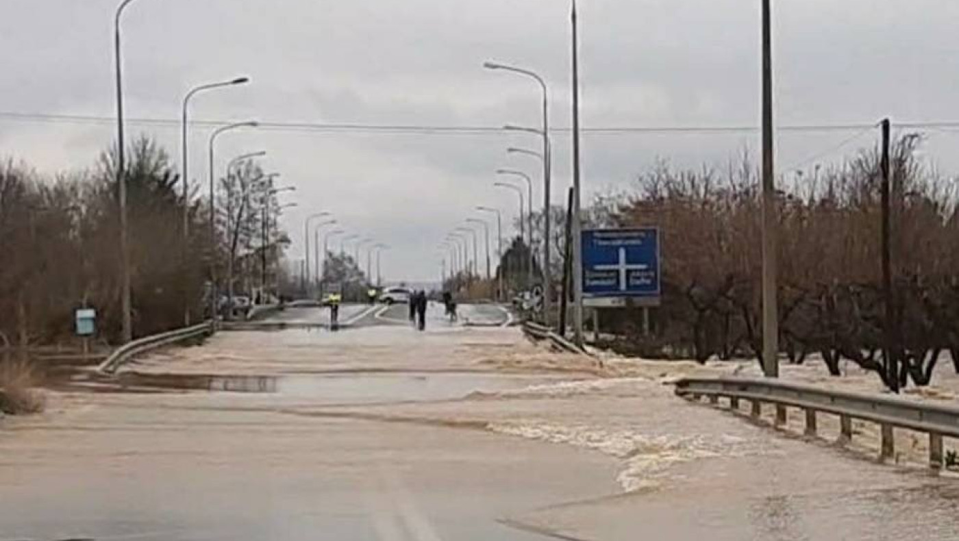 Επαρχιακή οδός Σκύδρας-Θεσσαλονίκης: Πλημμύρα από τα ορμητικά νερά, διακόπηκε η κυκλοφορία (pics, vid)