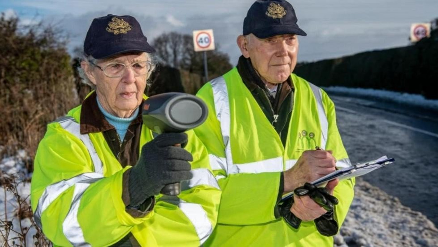 Πήραν το νόμο στα χέρια τους –Με ραντάρ ταχύτητας κυνηγούν τους «γκαζιάρηδες» οδηγούς