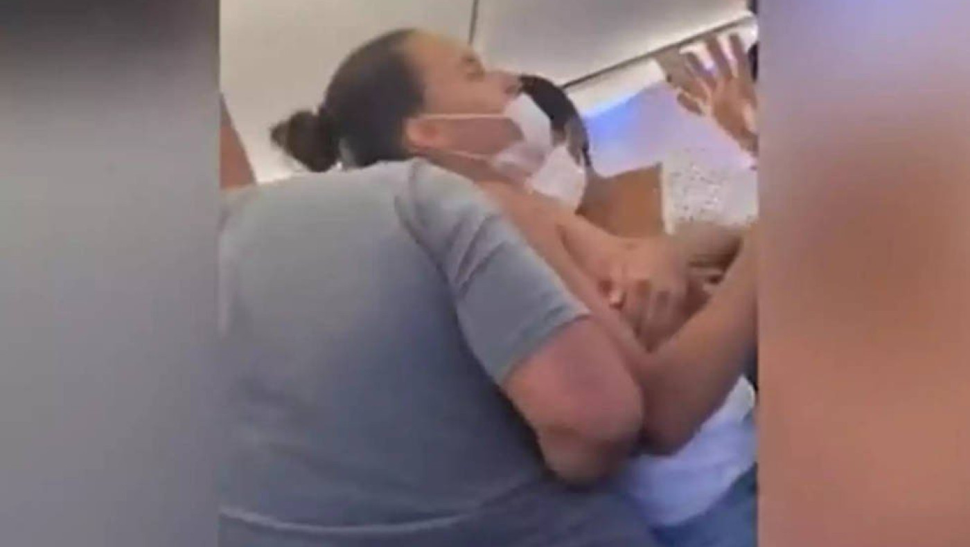 «Τρελό» μαλλιοτράβηγμα σε πτήση για μια θέση στο παράθυρο-Γυναίκα έμεινε γυμνή