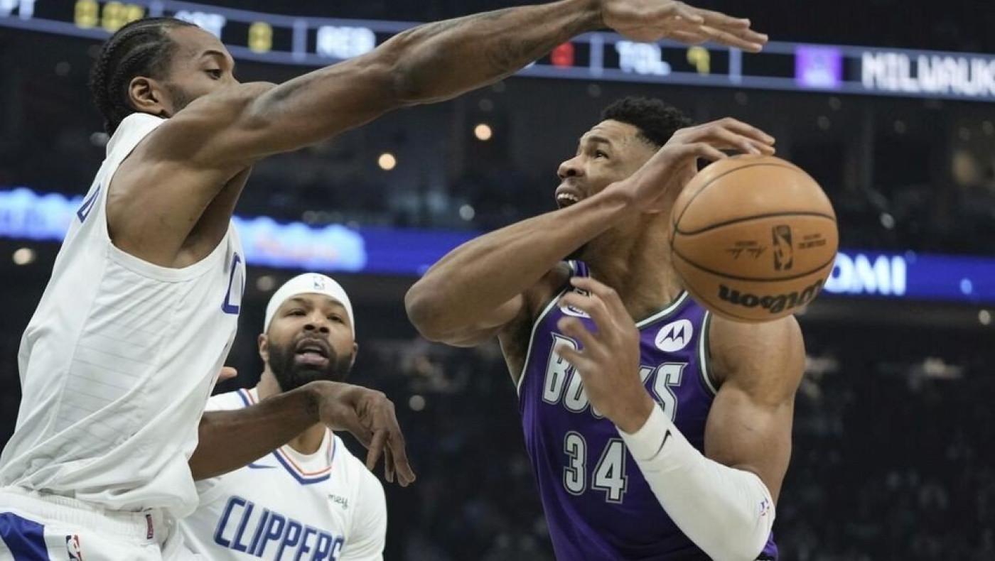 Μυθική εμφάνιση Αντετοκούνμπο με 54 πόντους και επιστροφή από το -20