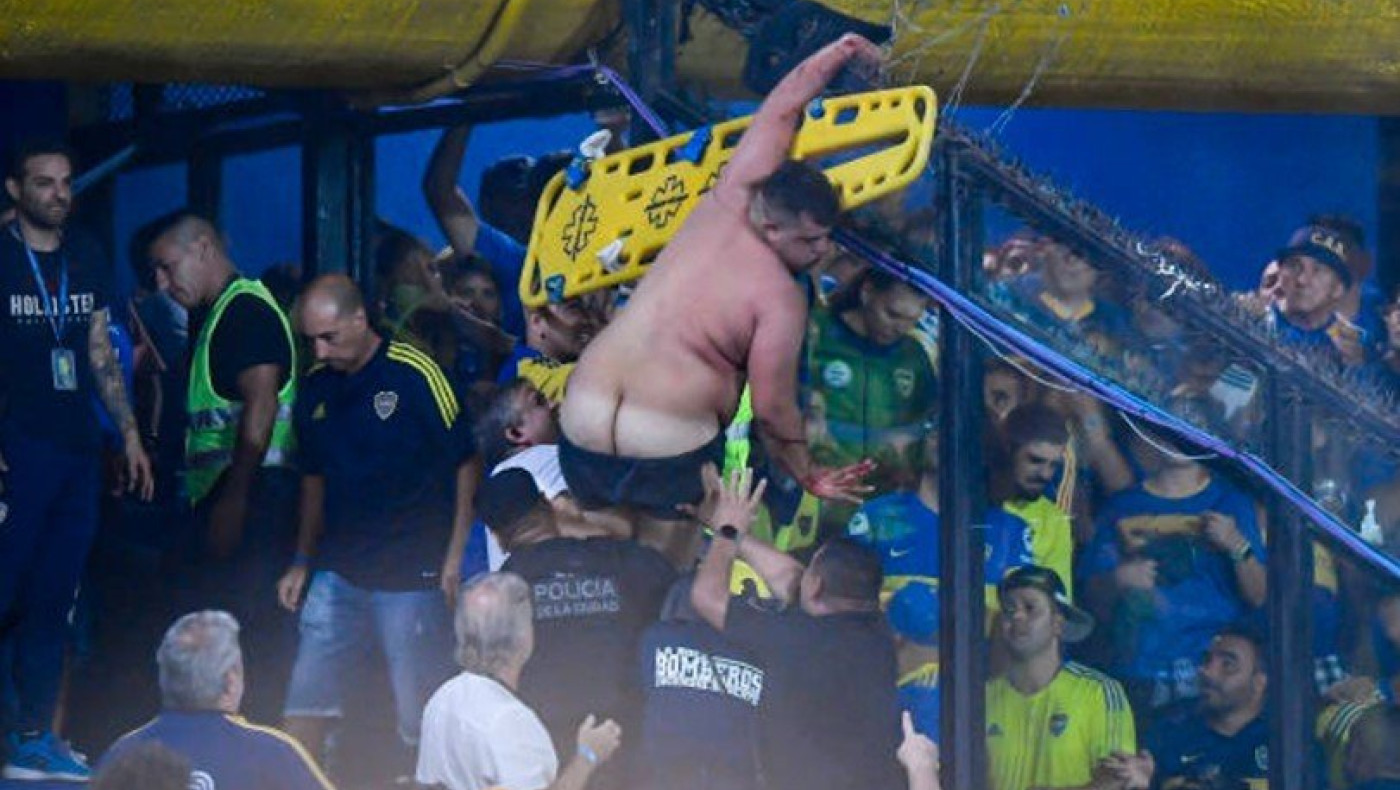 Απίστευτο περιστατικό με οπαδό της Μπόκα να μένει ημίγυμνος στην προσπάθειά του να αλλάξει διάζωμα