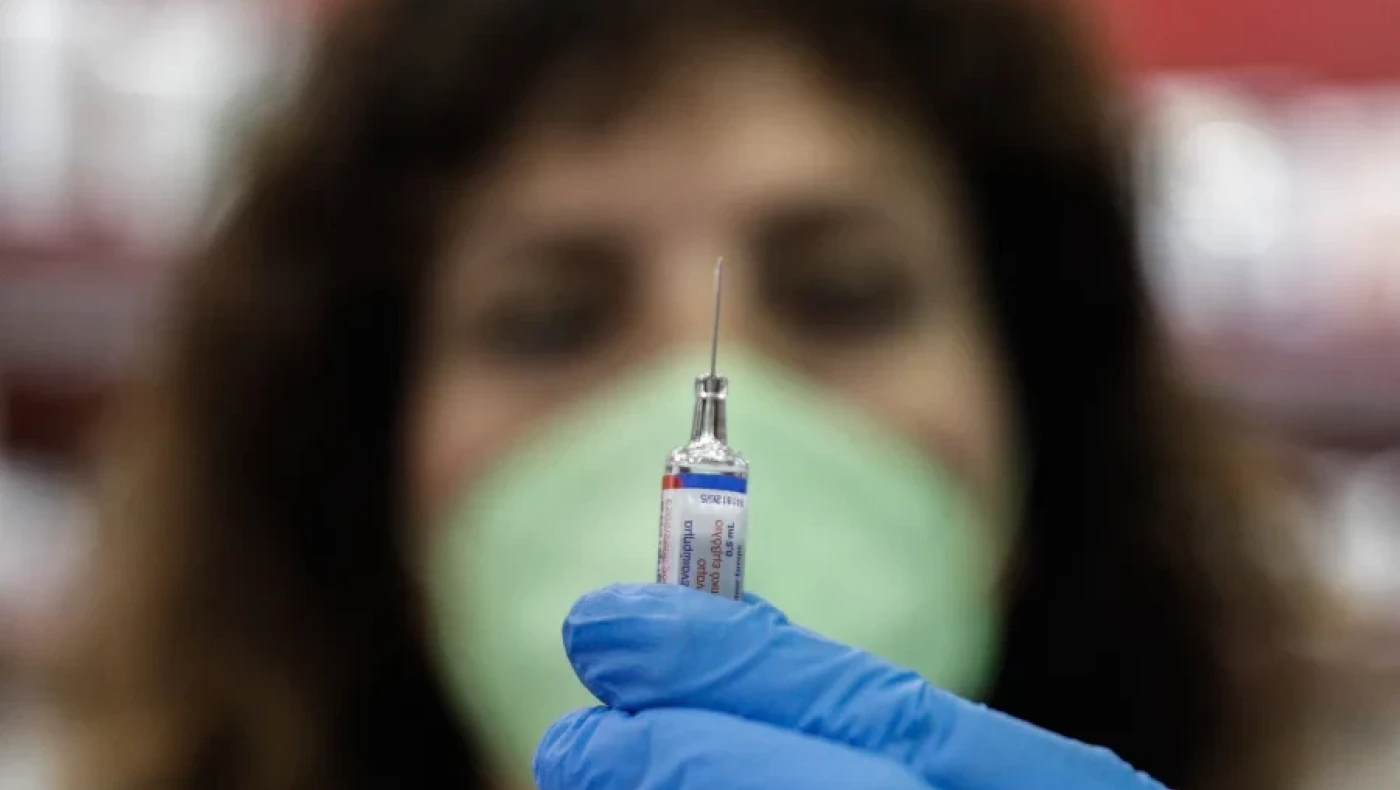 Νέα μετάλλαξη του κορωνοϊού «στέλνει» νωρίτερα τους Άγγλους για εμβόλιο