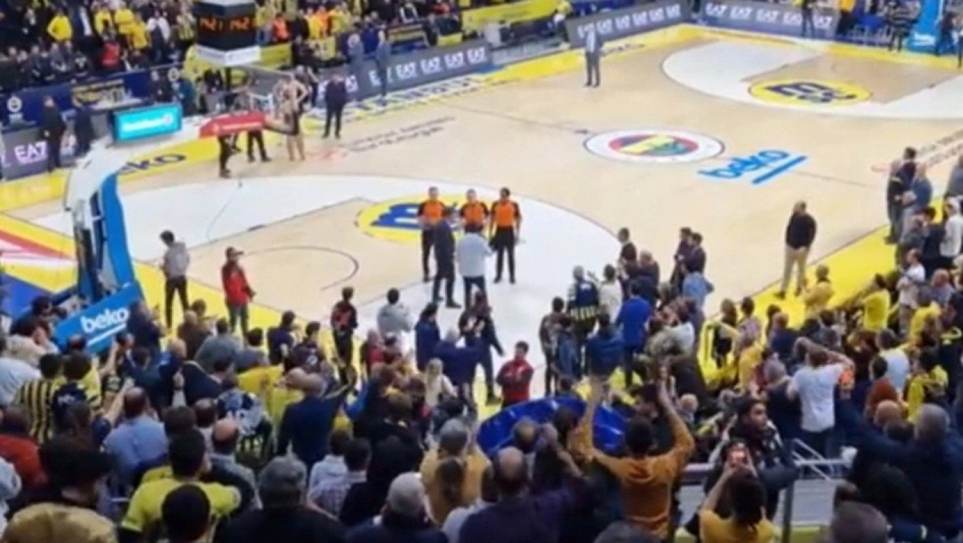 Φενέρμπαχτσε: Οπαδοί δεν άφηναν τους διαιτητές να μπουν στα αποδυτήρια