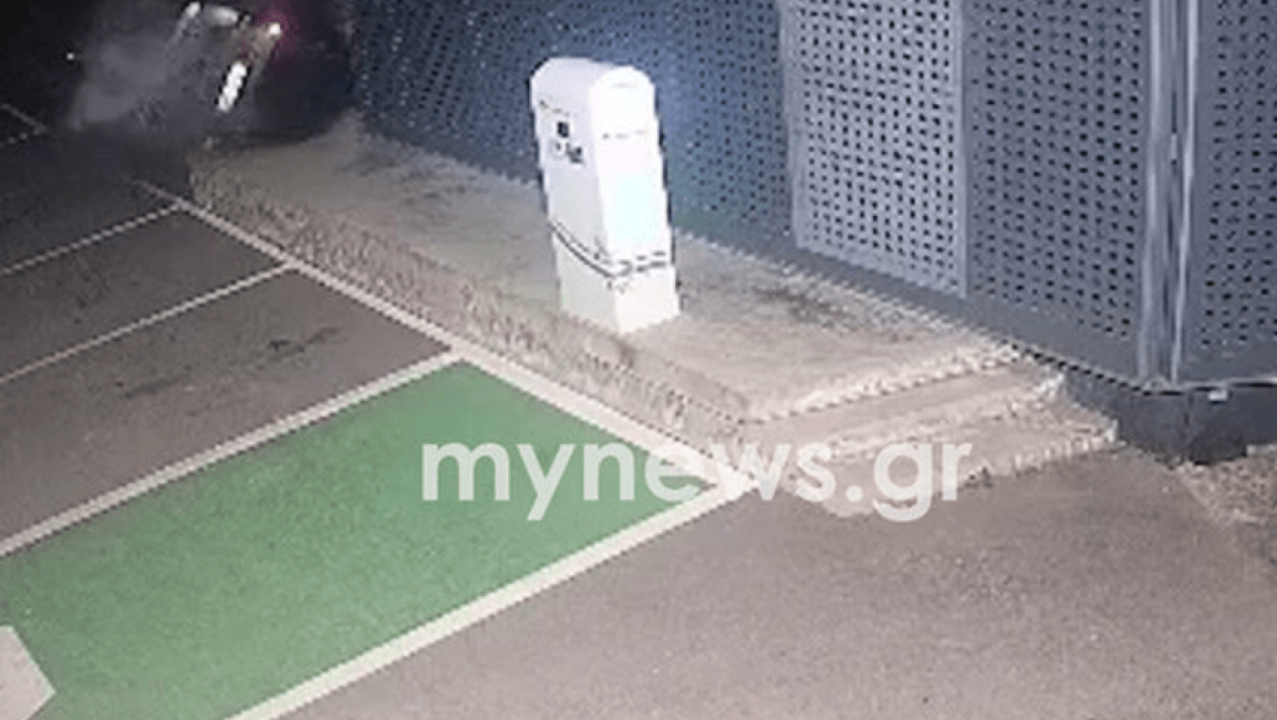 Σοκαριστικό τροχαίο στη Θεσσαλονίκη με το αυτοκίνητο να... πετάει