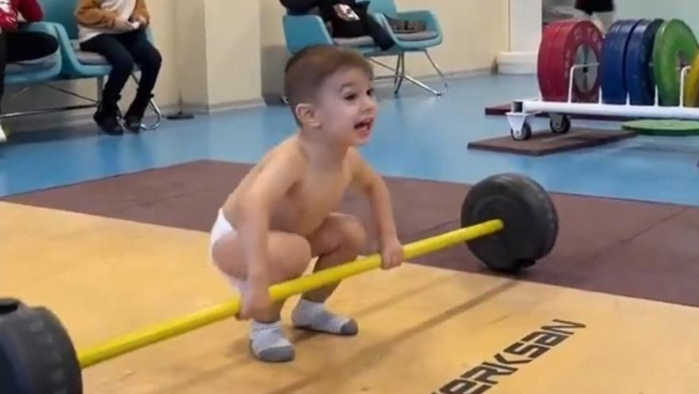 Πιτσιρικάς με... Pampers βάζει πούδρα και κάνει άρση βαρών