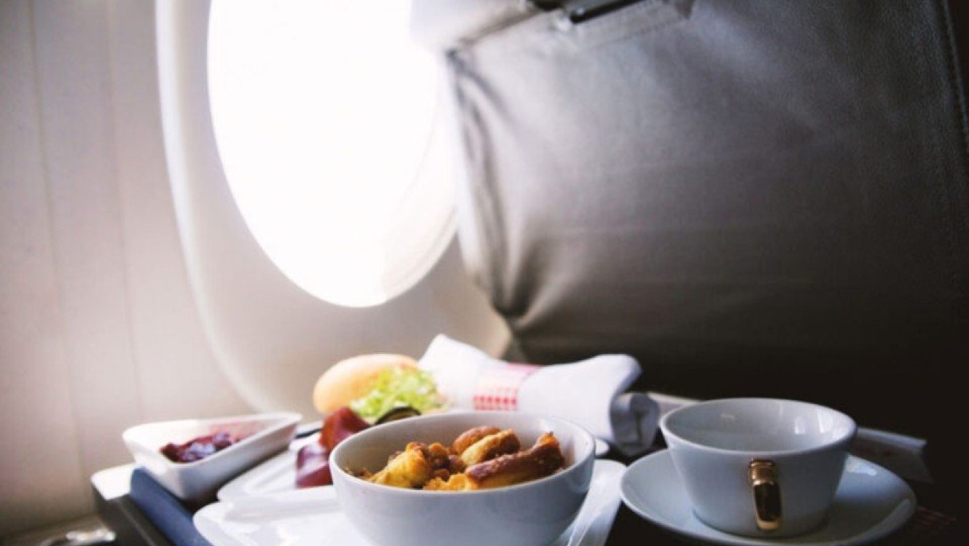 Μία αεροσυνοδός αποκαλύπτει: Το πιο νόστιμο φαγητό στις πτήσεις και άλλα μυστικά εκ των έσω