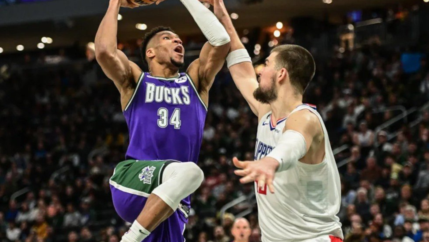 Ο 35άρης Γιάννης οδήγησε τους Μπακς στη 10η σερί νίκη, κόντρα στους Κλίπερς